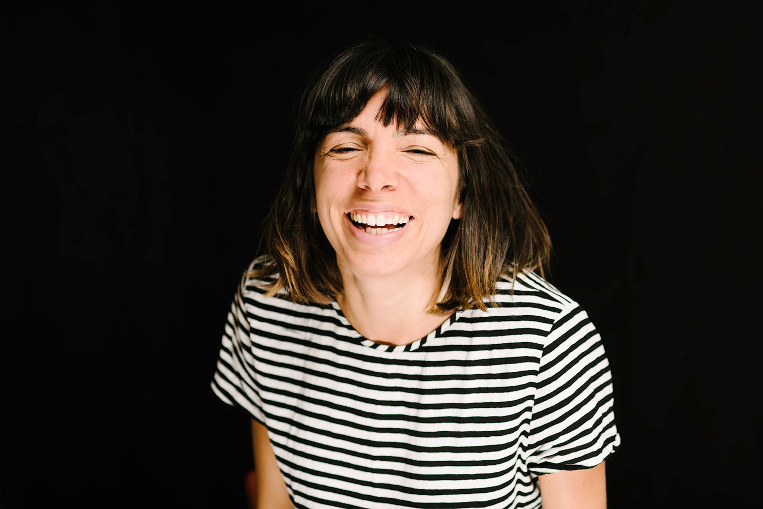 Fotografin Lena Ganssmann mit gestreiftem Tshirt lacht