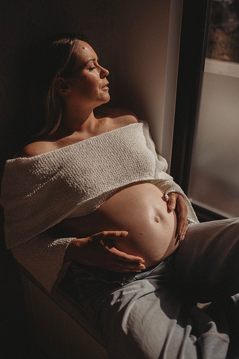 timeless in home maternity session in geelong with renowned geelong photographer lou lou pictures