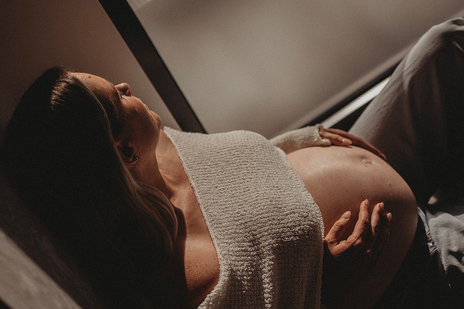 maternity session Geelong photographer, I come to you for a photoshoot in the comfort of your own home