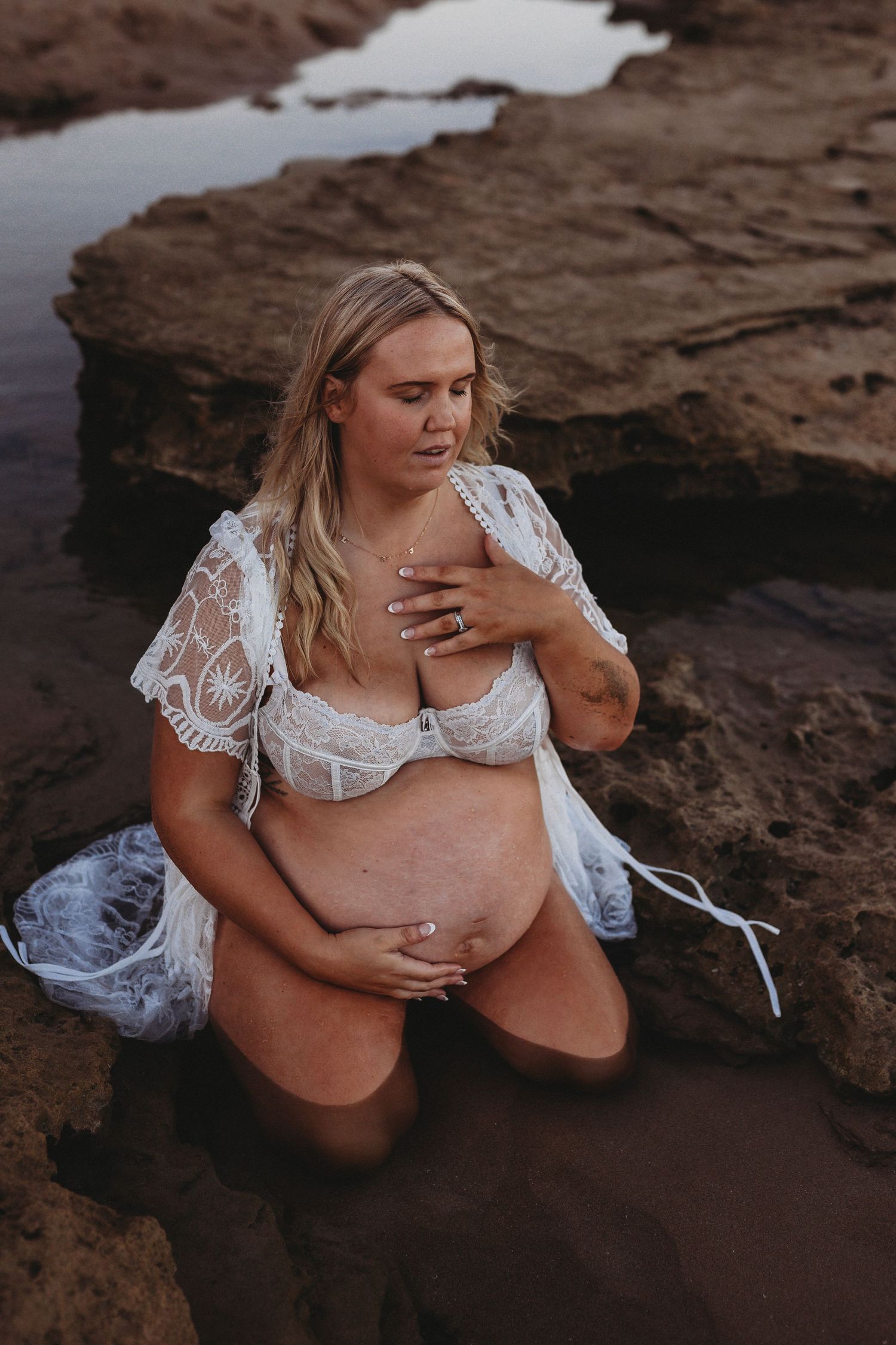 Geelong Maternity photographer, Geelong newborn photographer, newborn photographer Geelong, maternity photographer Geelong Armstrong creek
