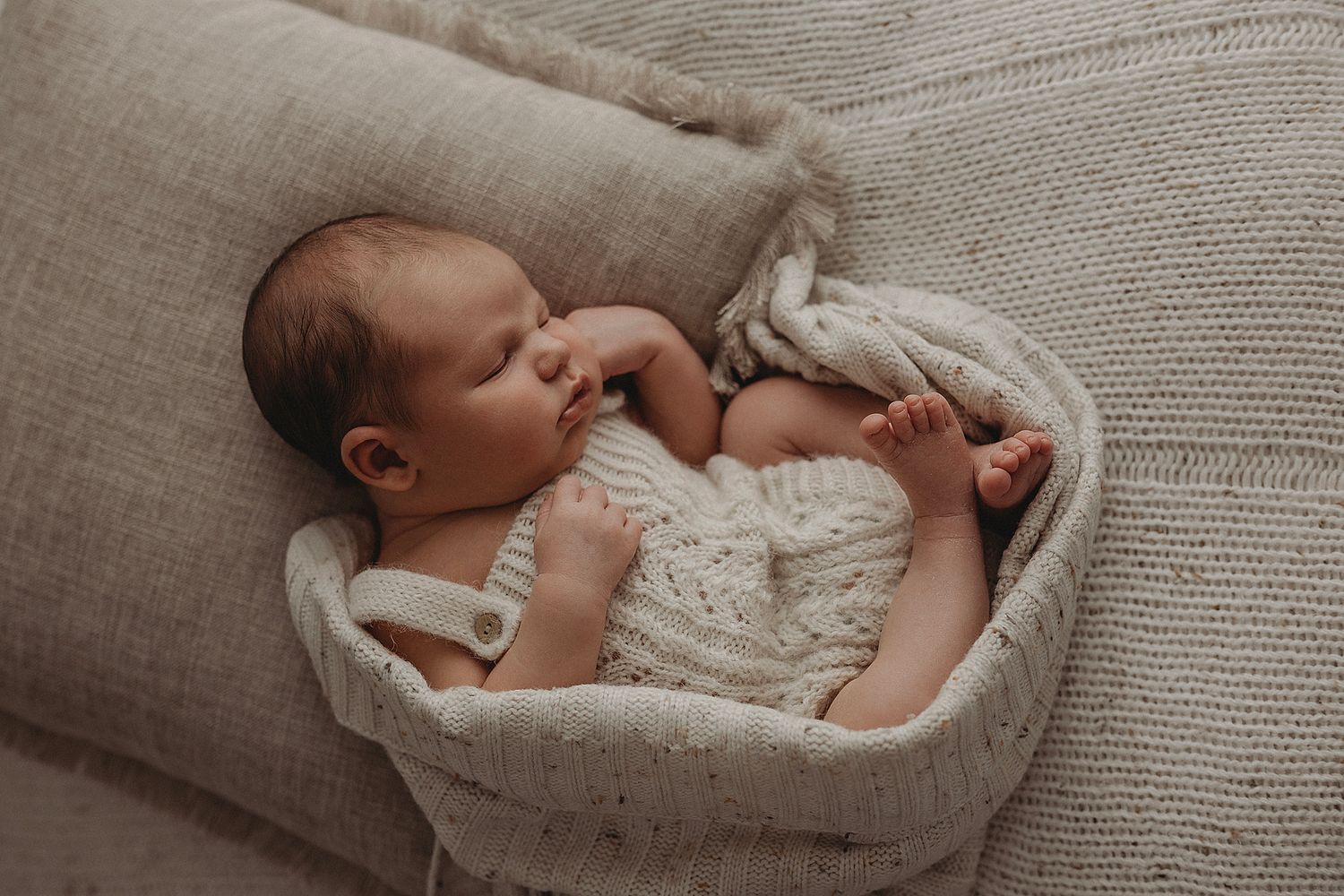 natural-newborn-posing-safety-with-with-geelong-newborn-photographer-lou-lou-pictures