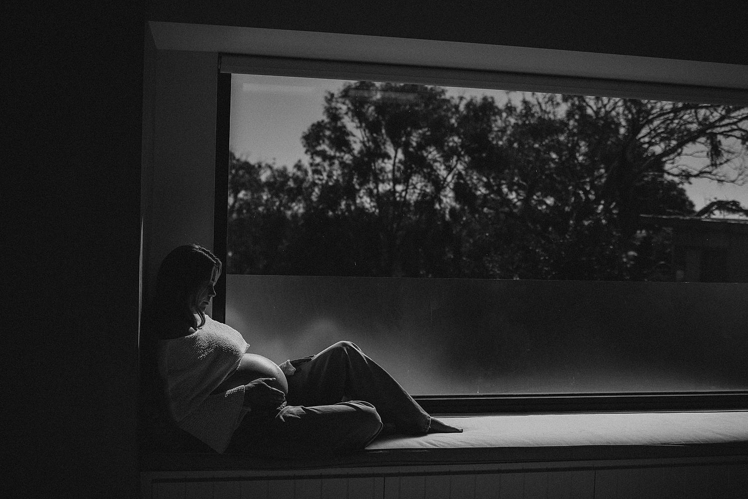 timeless in home maternity session in geelong with renowned geelong photographer Em Lou Lou Pictures