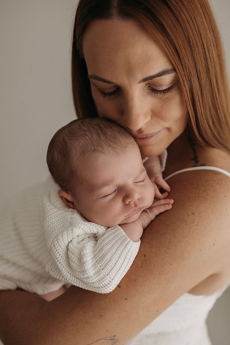 newborn photographer geelong parent pose mum and baby