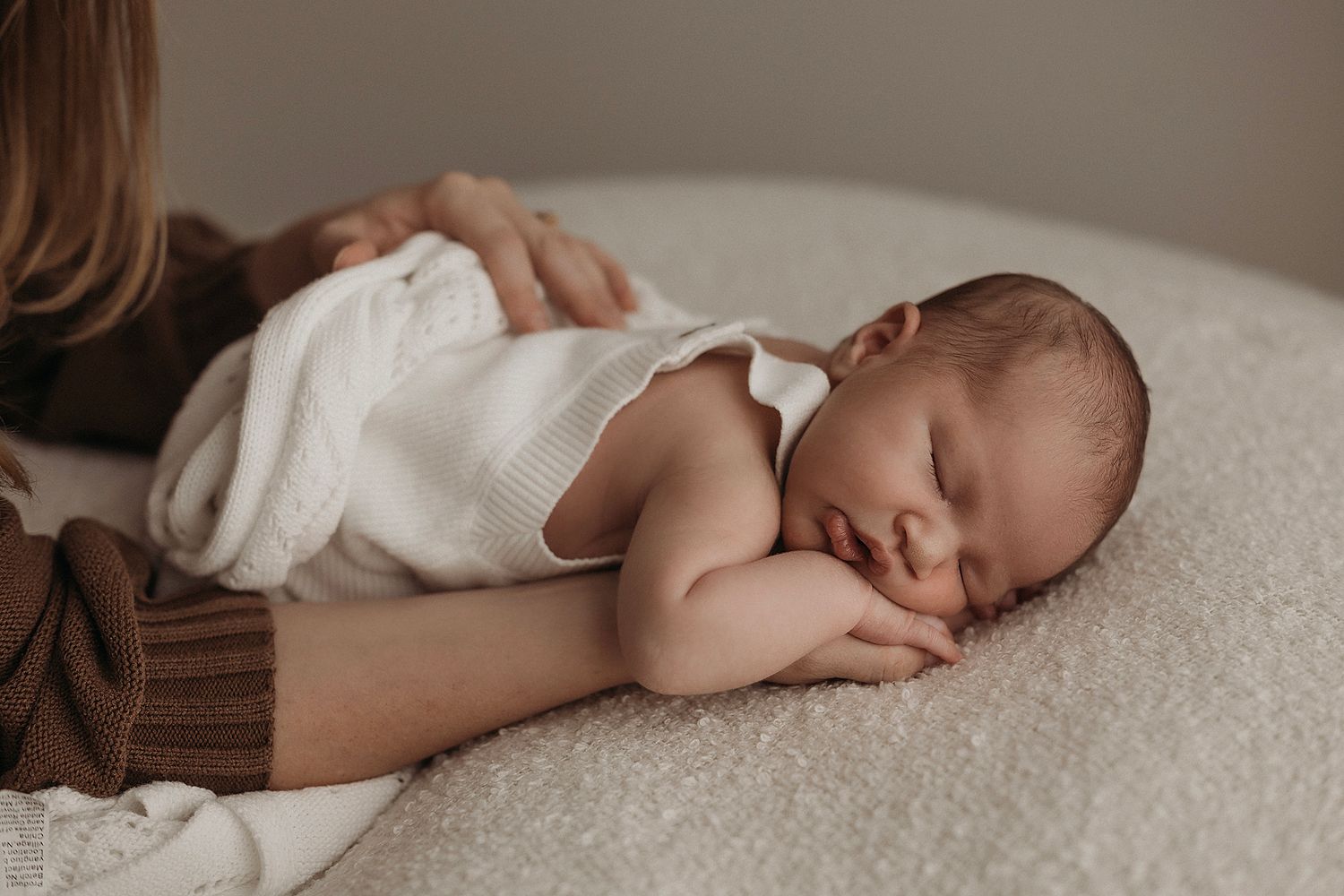 newborn in mums hands for newborn phtoso in geelong