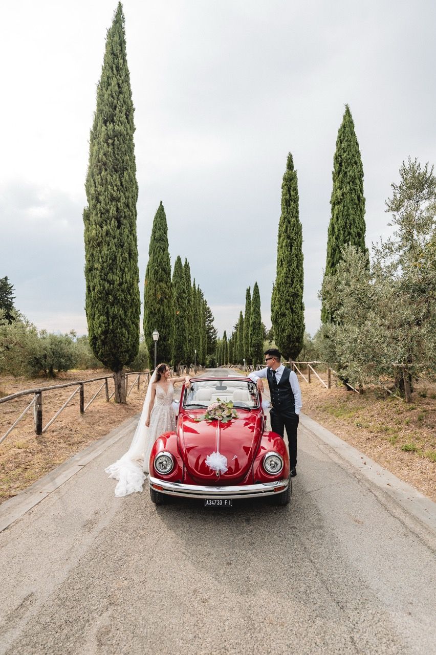 foto di coppia sulla strada dei cipressi vicino a fattoria paterno matrimonio in toscana