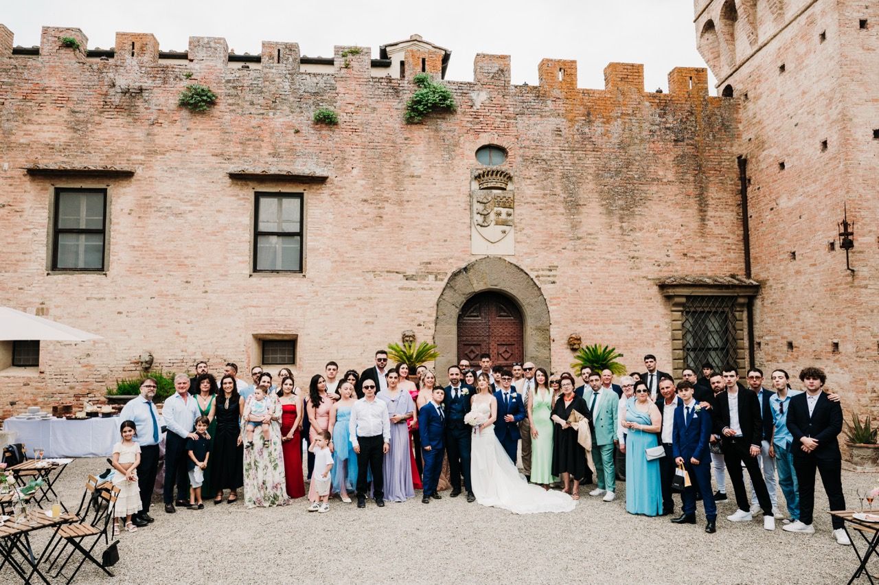 sposi nel cortile interno del castello di oliveto reportage fotografico