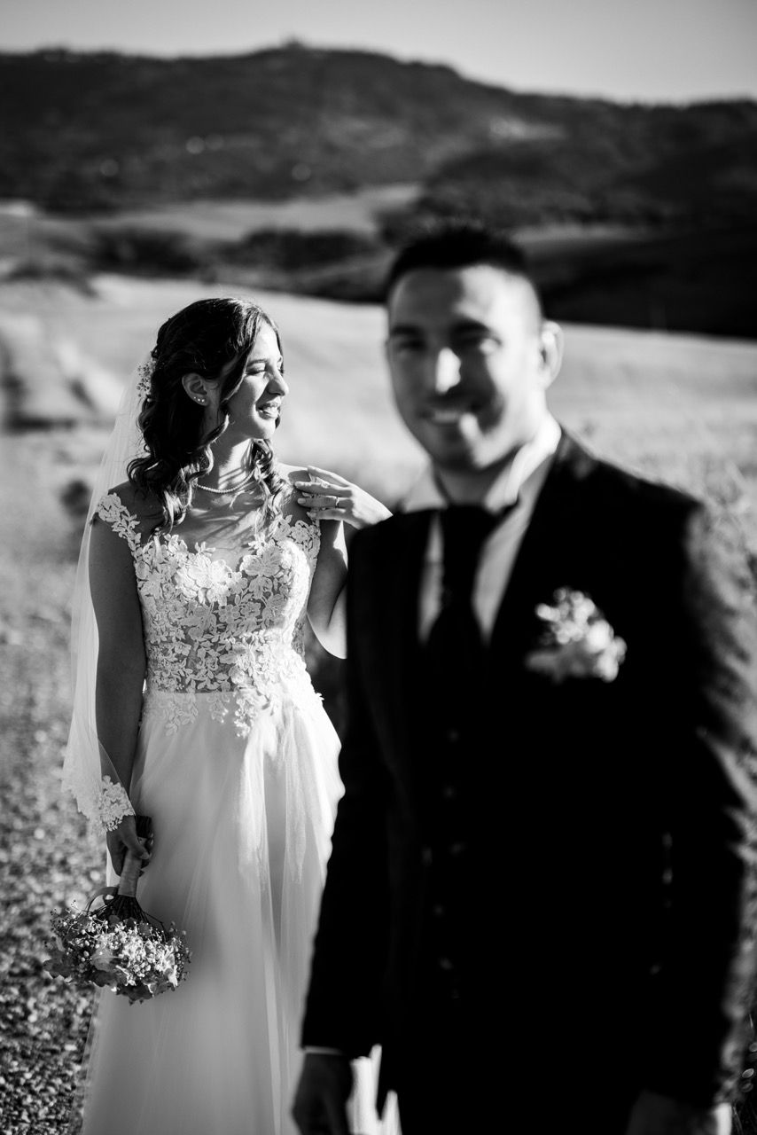 candid-wedding-photography-black-and-white-bride-groom-laughing
