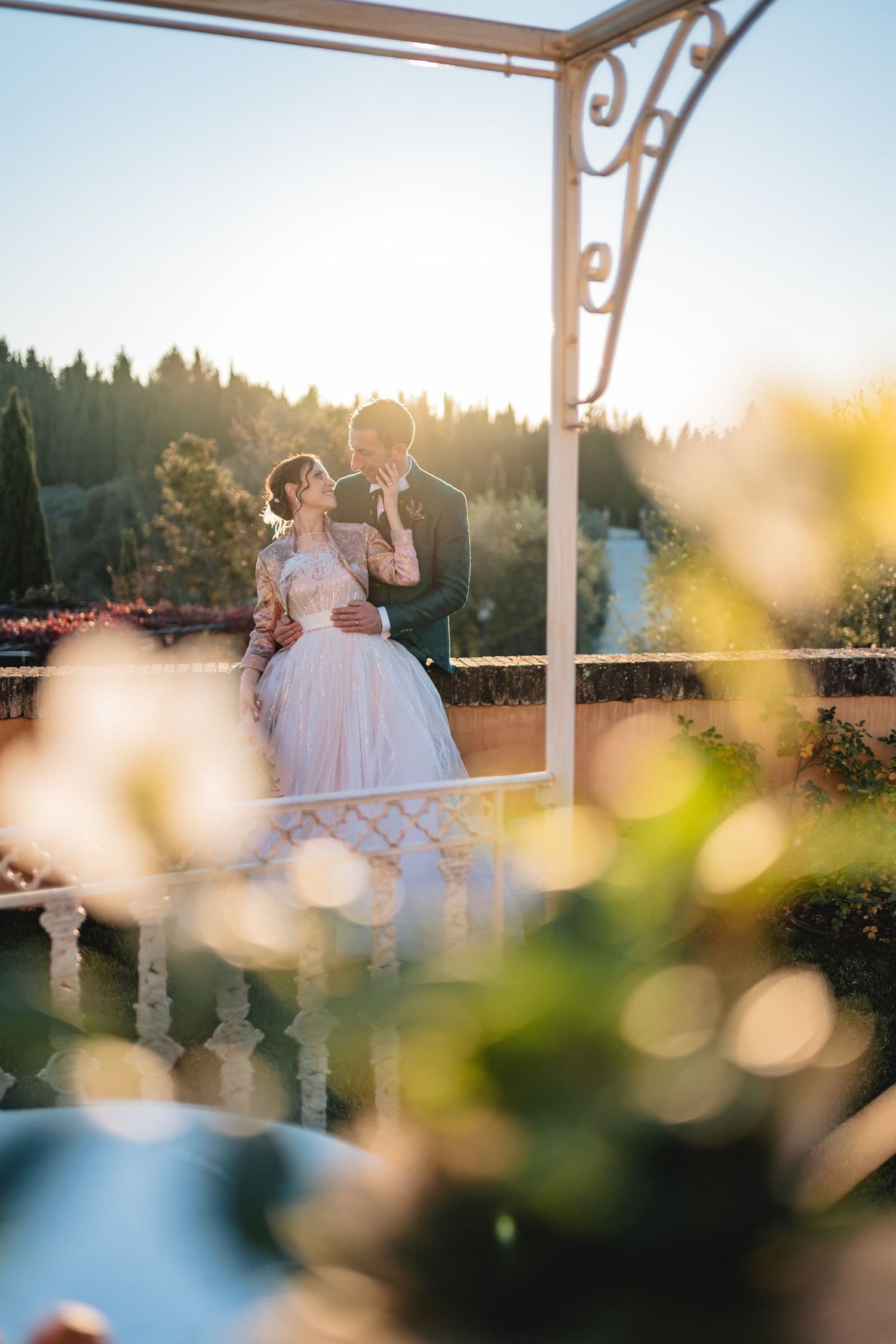 Gli sposi nel gazebo al tramonto d'inverno sulle colline di Montespertoli, Villa il Petriccio