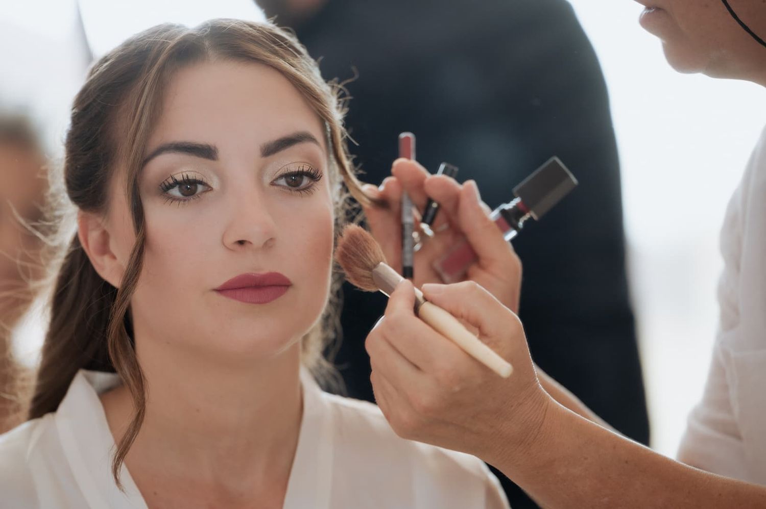 La sposa durante il trucco nei preparativi del matrimonio di Melania e Enea, Toscana