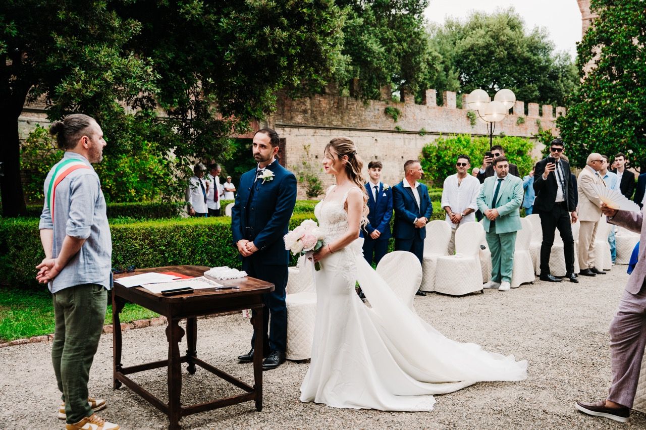 rito civile in giardino al castello di oliveto in toscana