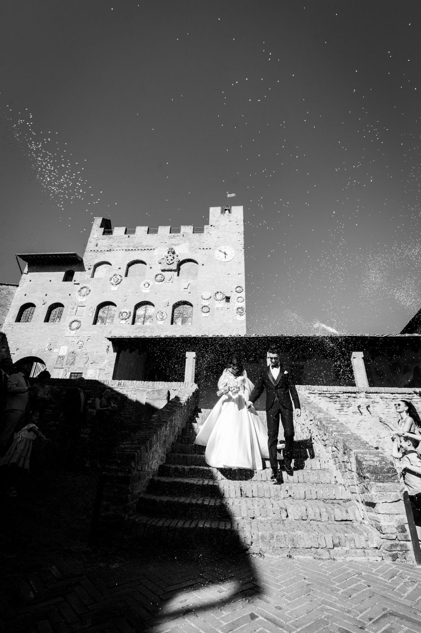 uscita degli sposi dal palazzo pretorio tra applausi