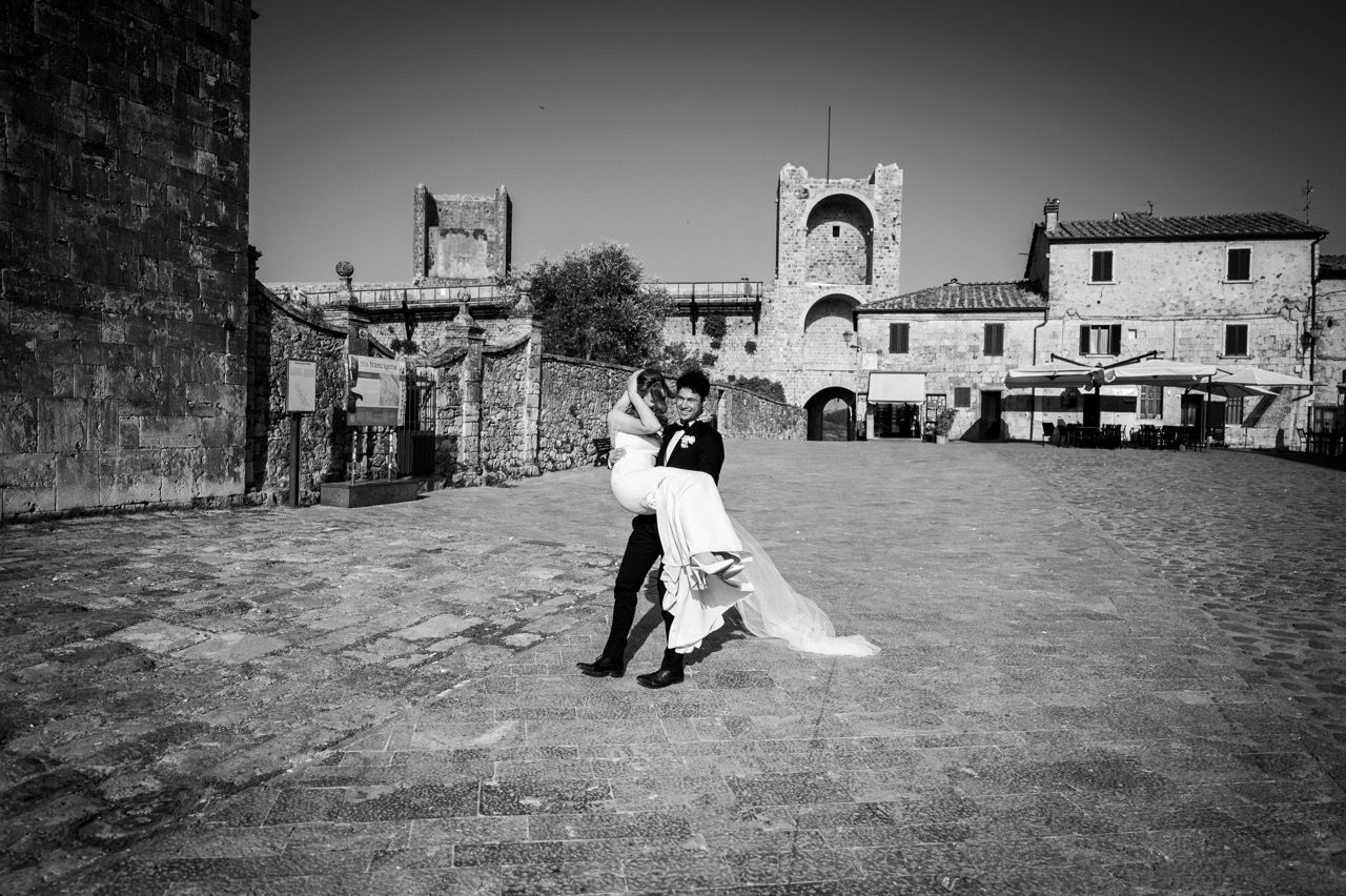 foto di coppia tra i vicoli del borgo medievale di monteriggioni