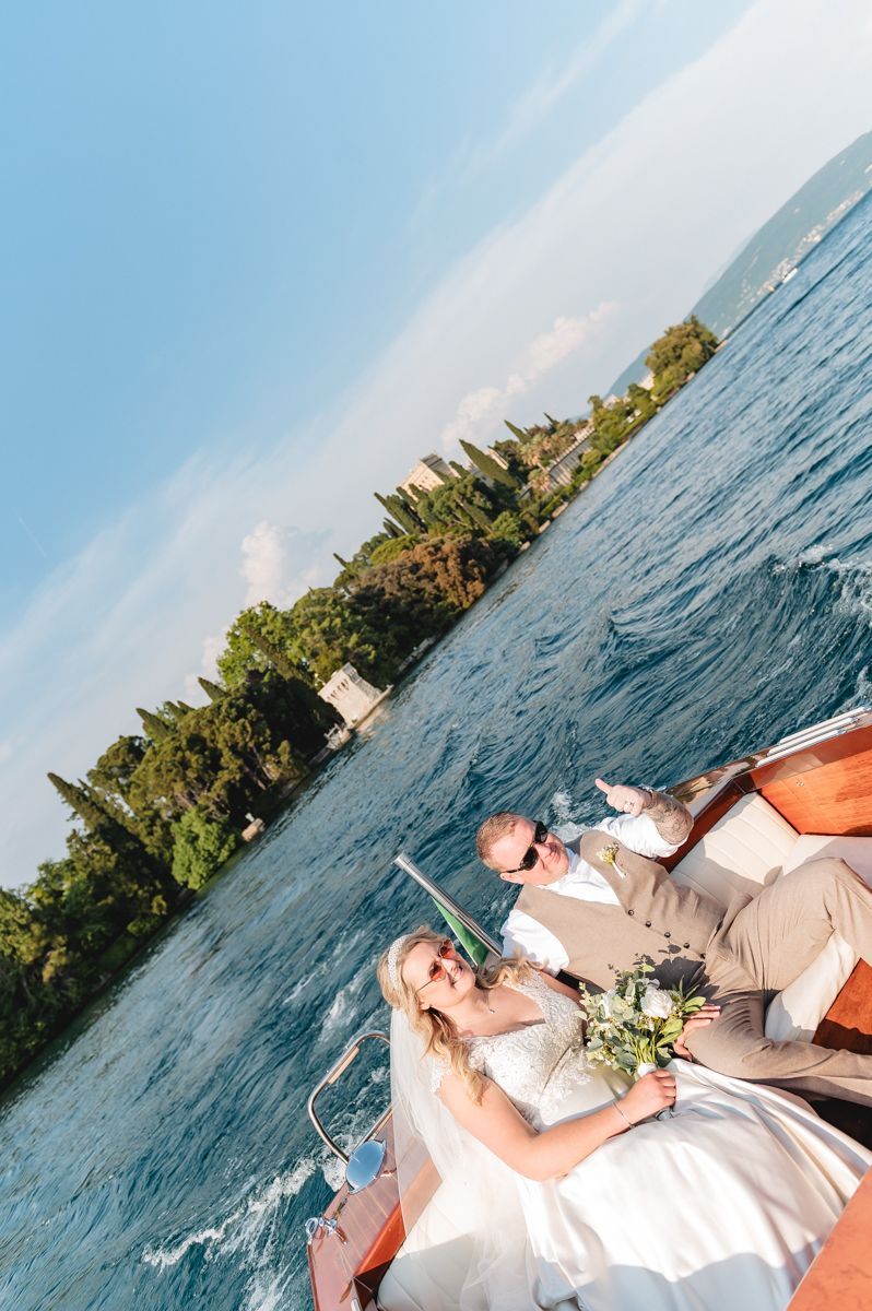 documentary-wedding-photography-fiona-simone-isola-del-garda-lake-garda-boat