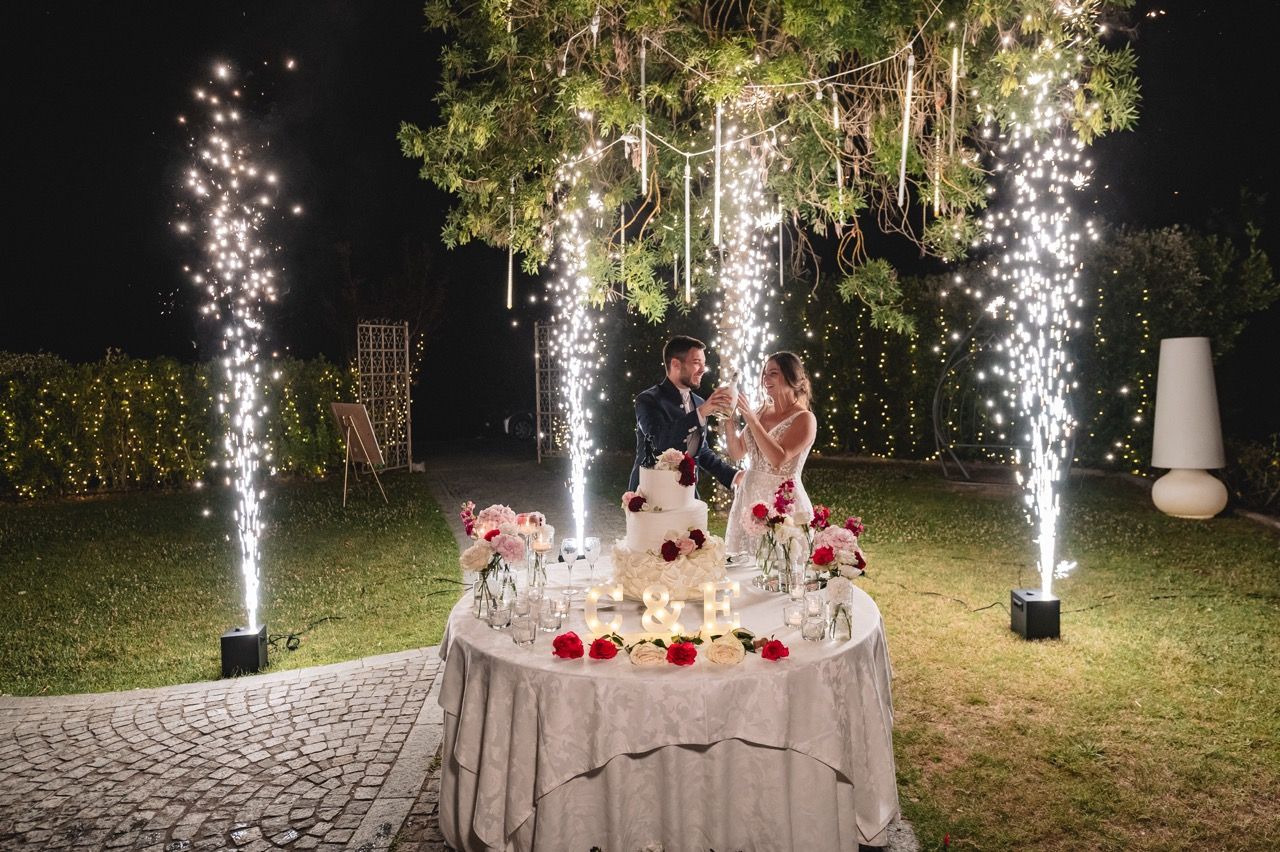taglio-torta-matrimonio-esterno-notte-il-lago-eventi