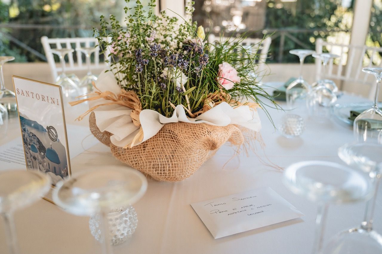 dettaglio bouquet e mise en place matrimonio in toscana a borgo degli aranci