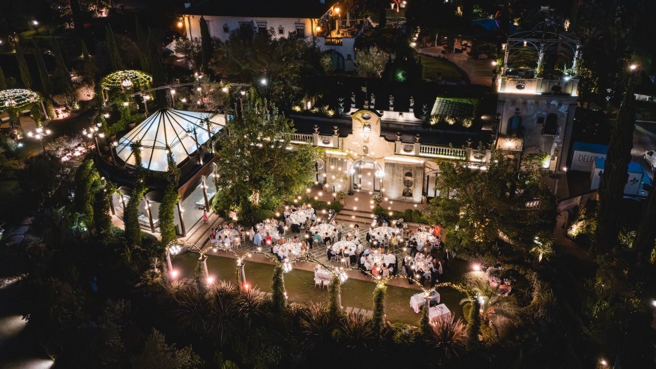 vista aerea drone di tenuta corbinaia con piscina e giardini