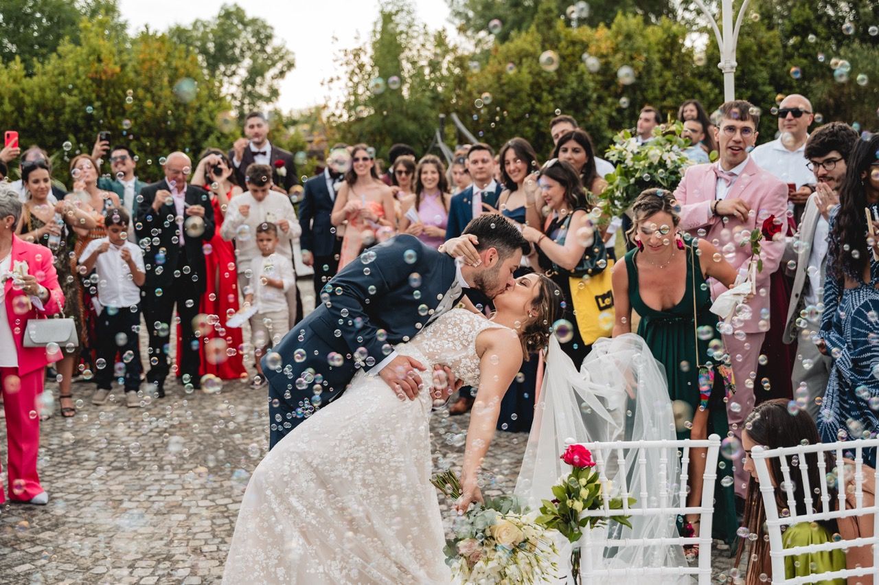 bacio-sposi-cerimonia-lago-eventi-colline-toscane