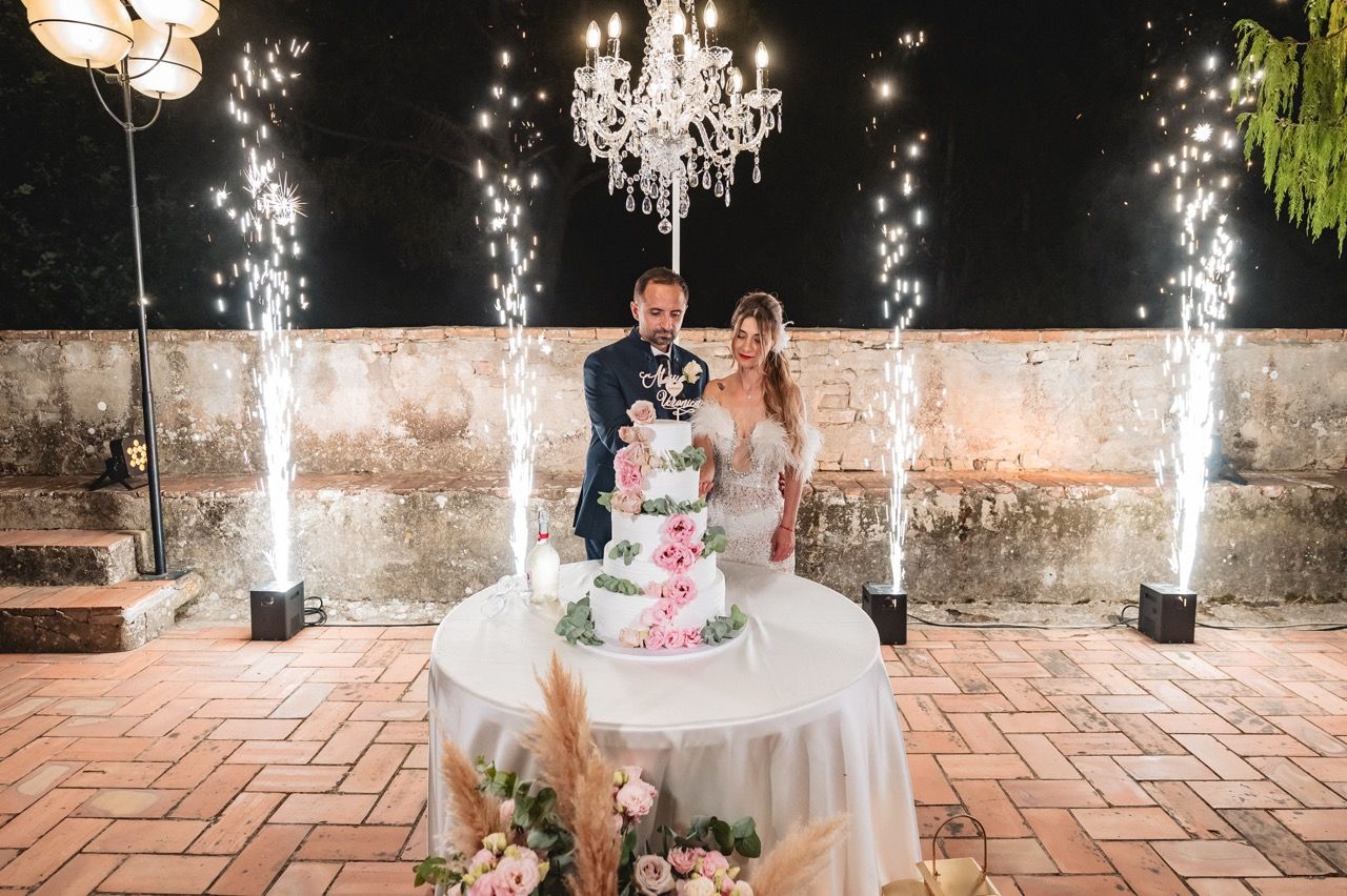 taglio torta matrimonio serale al castello di oliveto