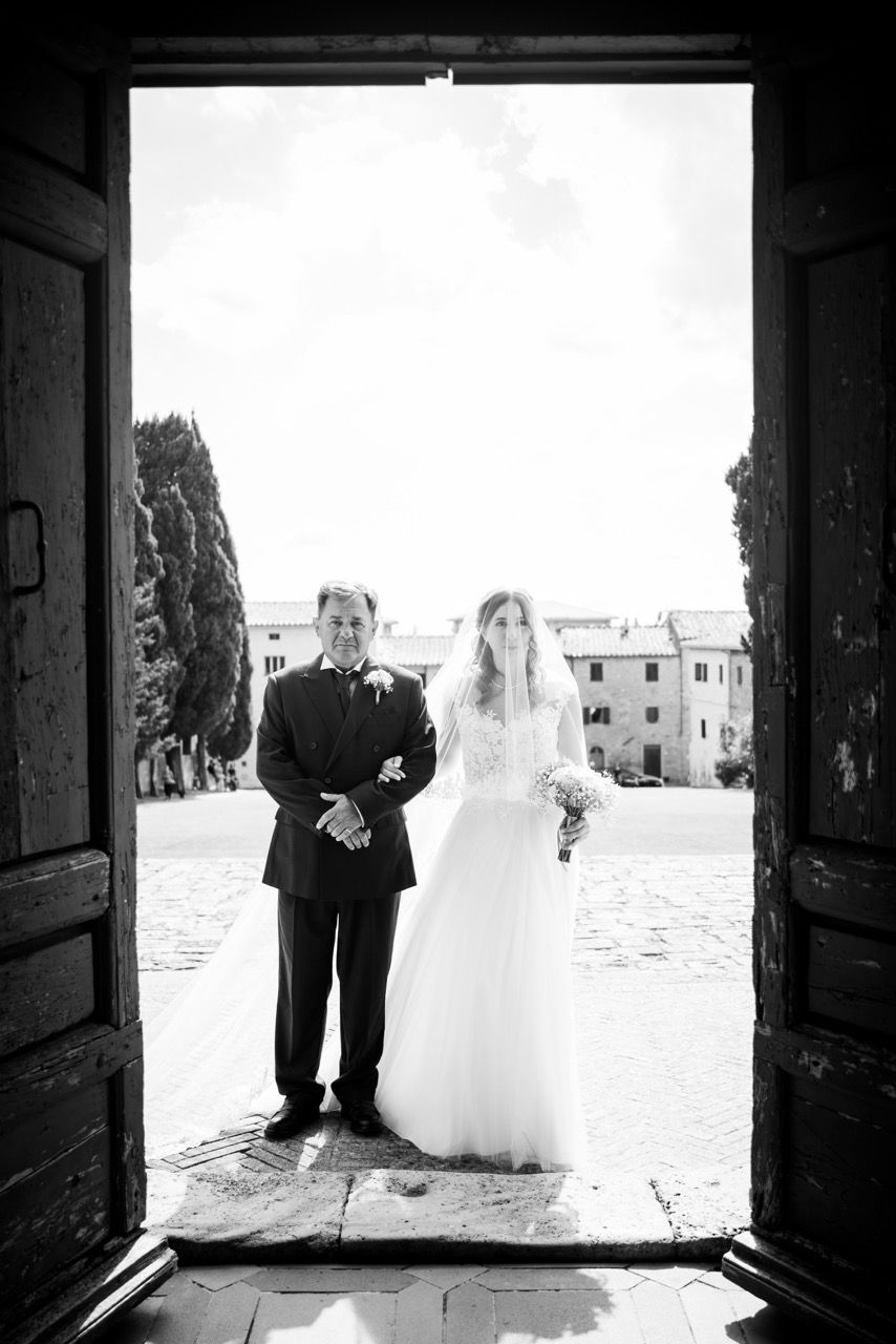 ingresso sposa alla chiesa santi giusto e clemente volterra