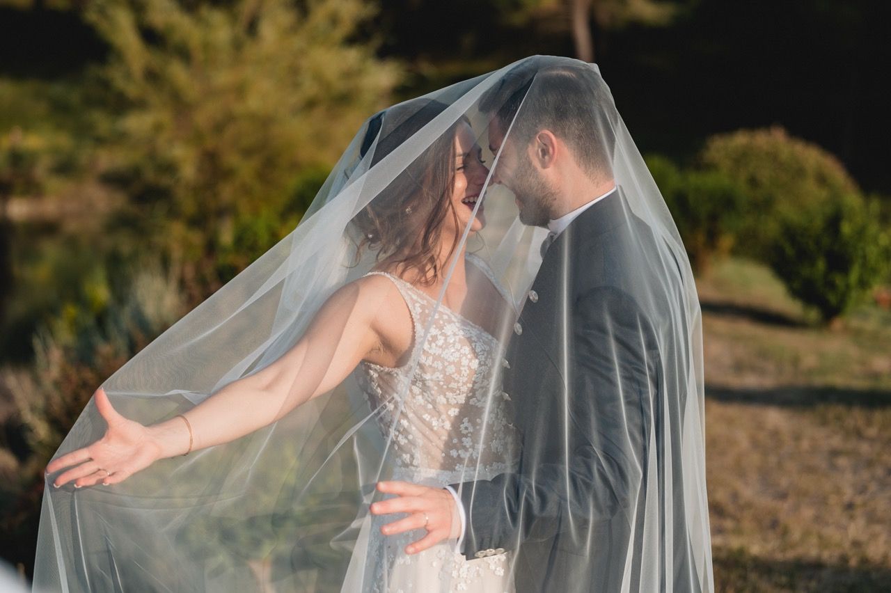 ritratto-sposi-luce-dorata-fotografo-matrimonio-il-lago-eventi