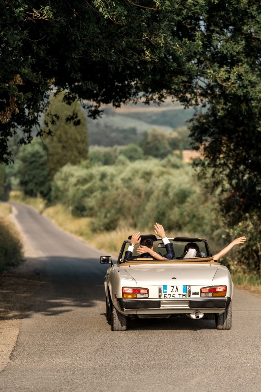 sposi con auto d'epoca alla cupola di san donnino petrognano semifonte foto di matrimonio
