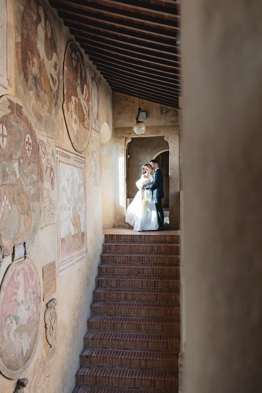 foto di coppia tra i vicoli di certaldo alto borgo medievale