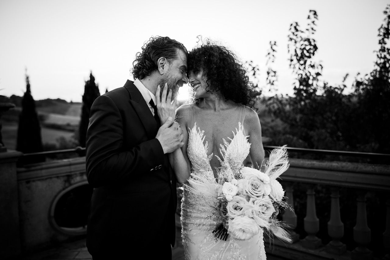 ritratto-coppia-spontaneo-abbraccio-bianco-nero-reportage-matrimonio-toscana-reale
