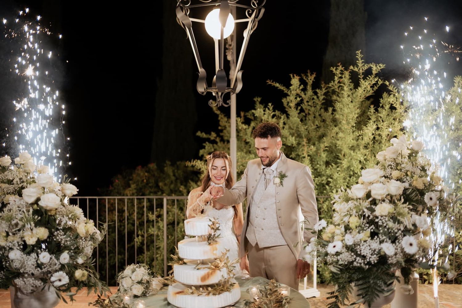 Taglio della torta tra le fontane luminose, matrimonio di Melania e Enea a Villa il Petriccio, Montespertoli