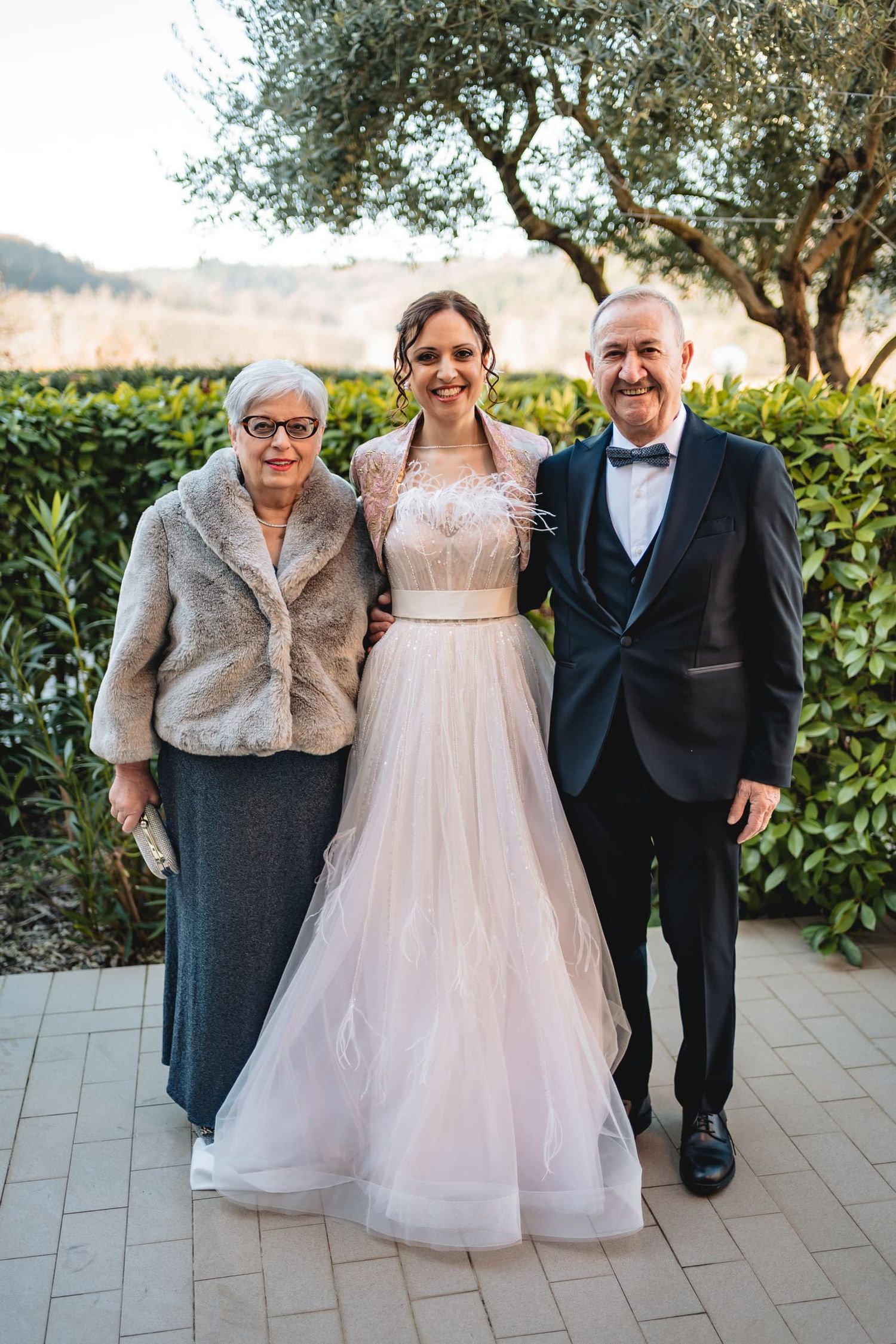 La sposa con i genitori prima della cerimonia, matrimonio invernale di Elena e Federico, Montespertoli