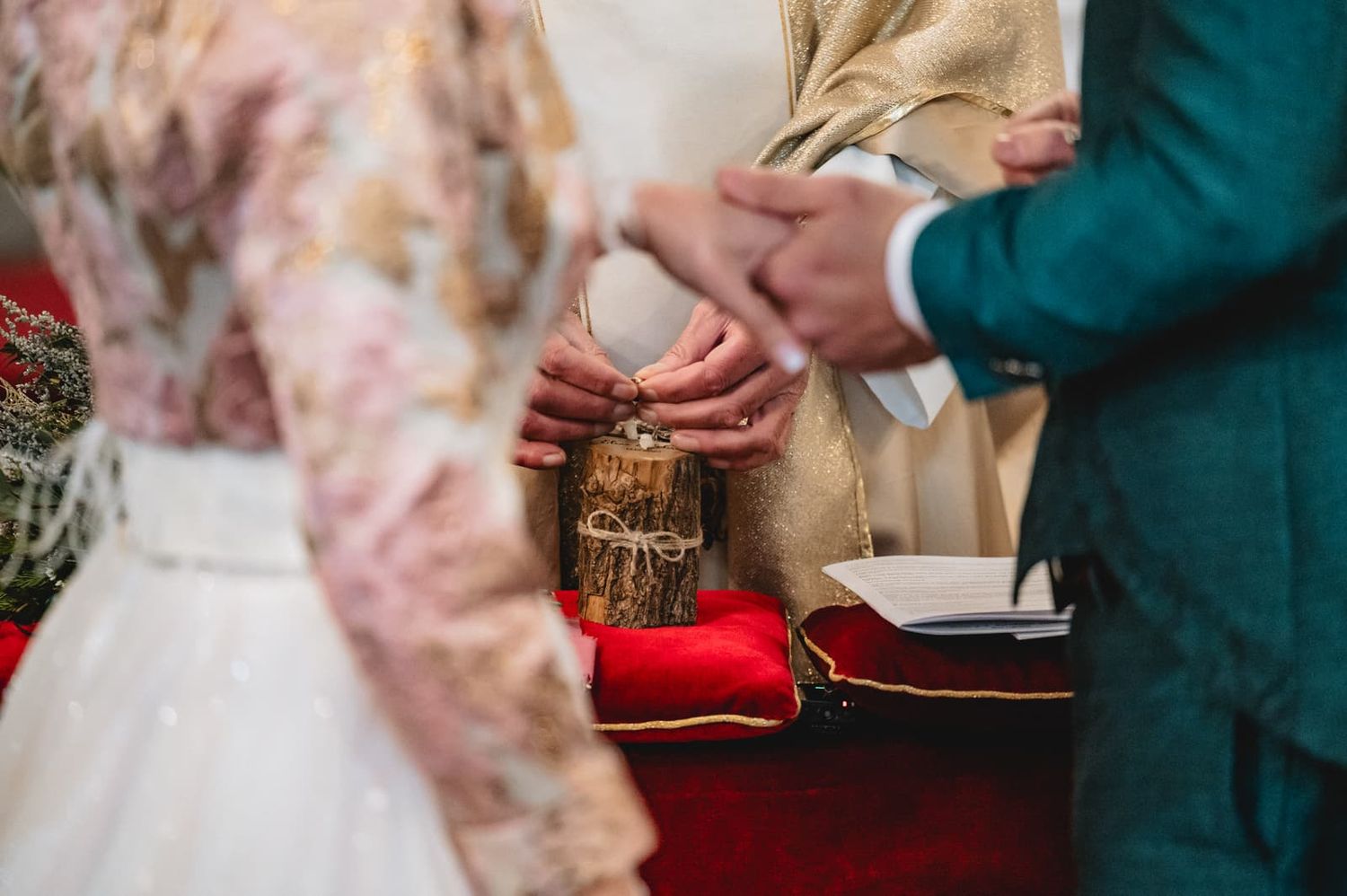 Scambio degli anelli durante il rito nella Chiesa di Martignana, Montespertoli
