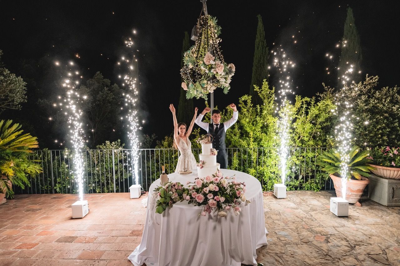 taglio torta matrimonio in zona piscina a villa il petriccio di sera