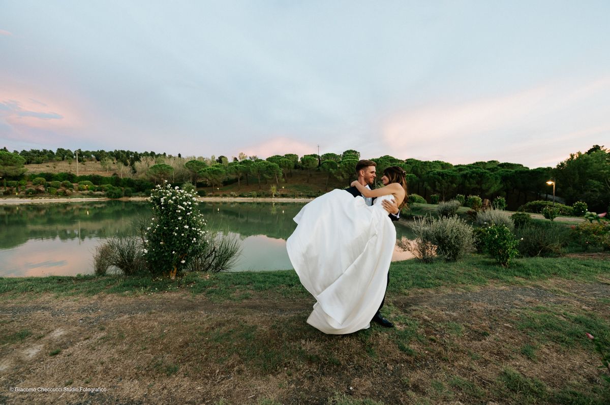 sposi al tramonto al lago eventi matrimonio in toscana