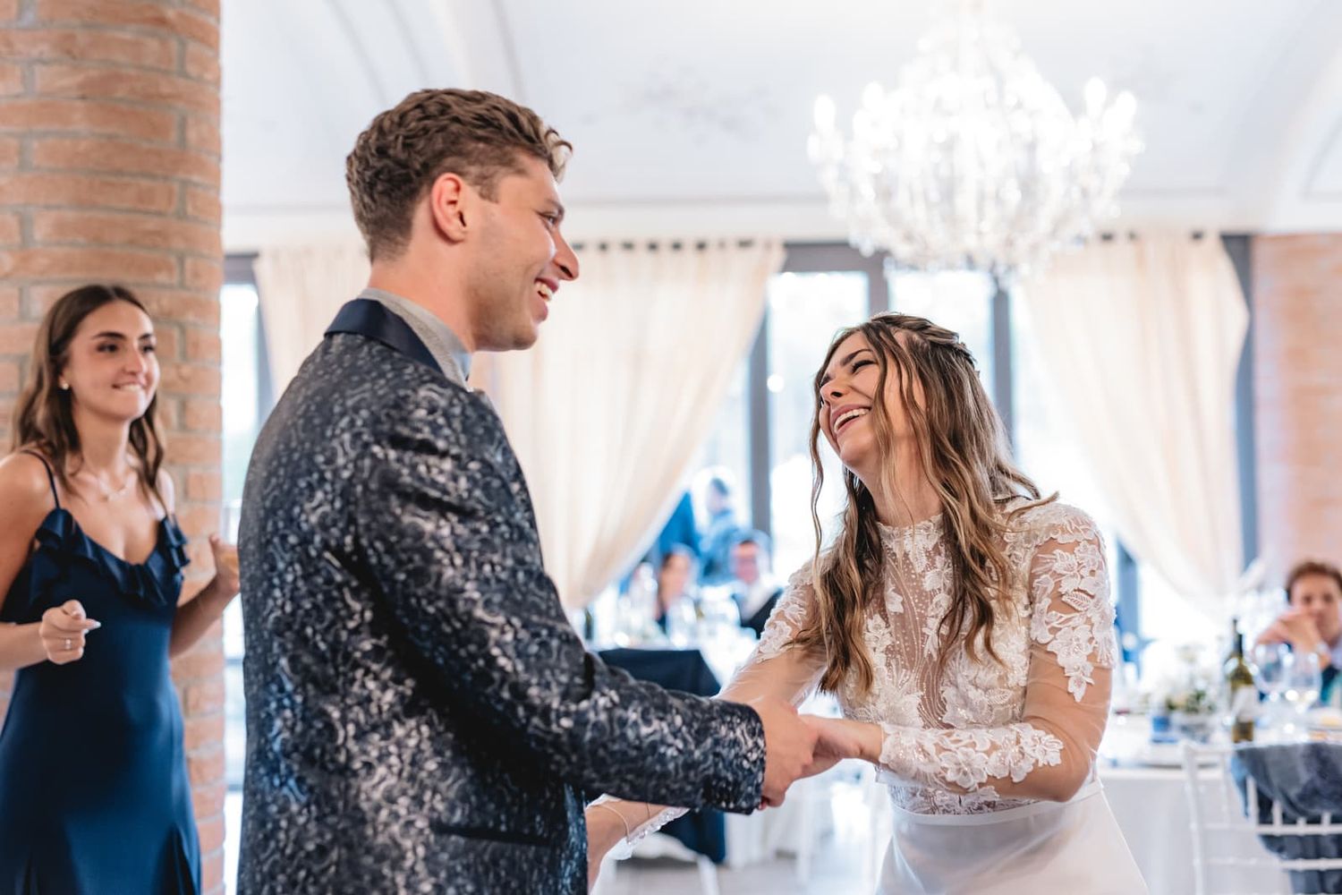 Gli sposi ballano ridendo durante la festa nella sala sul lago, matrimonio di Elisa e Daniele a Il Lago Eventi