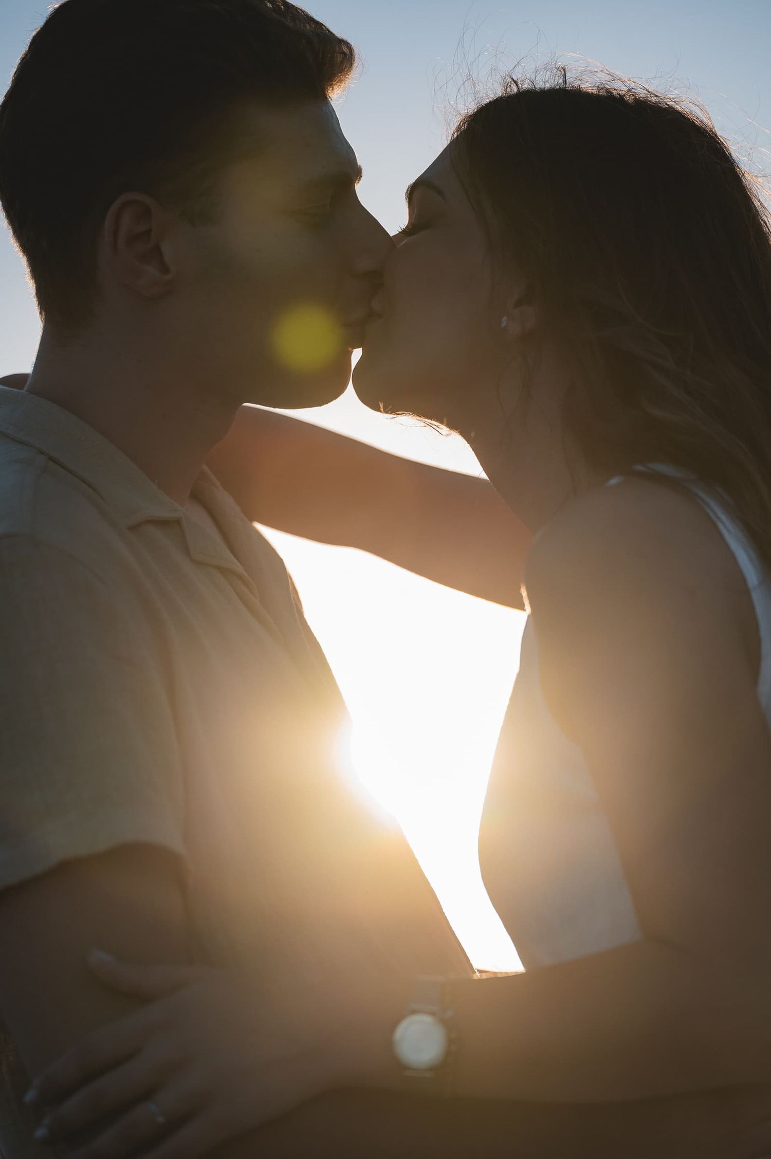 Bacio in controluce al tramonto durante il prematrimoniale di Elisa e Daniele al Parco di Canonica, Certaldo