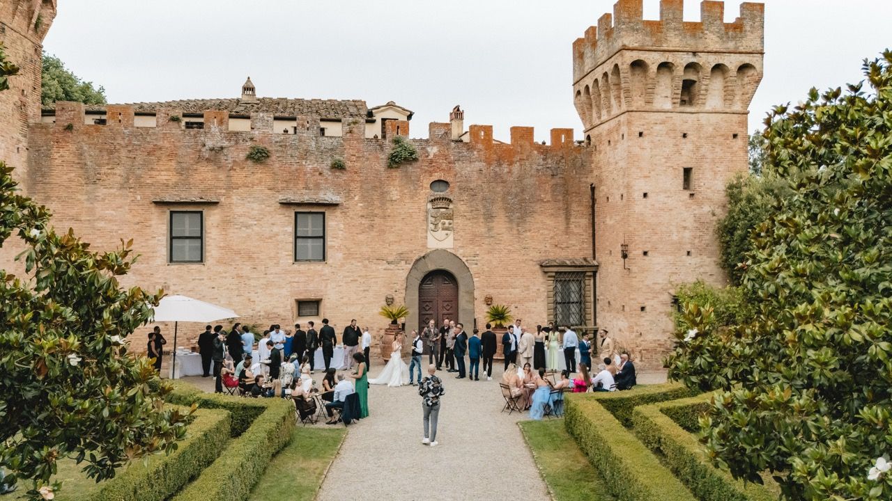ripresa drone matrimonio civile in giardino castello di oliveto