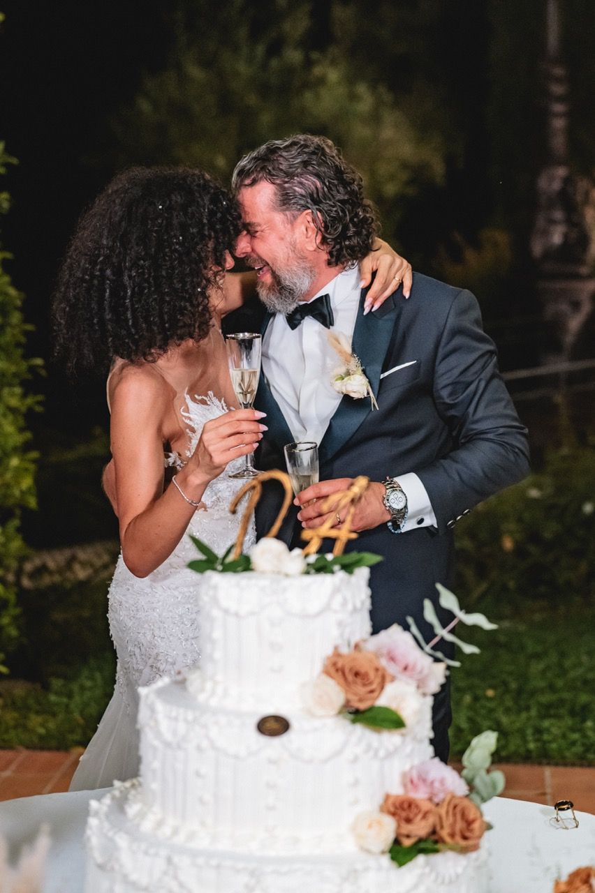 taglio torta matrimonio nella sala delle luci di tenuta corbinaia