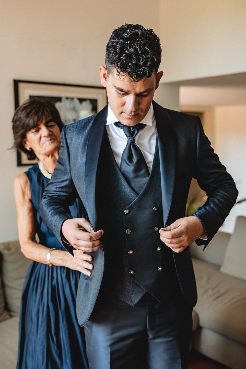 preparativi sposo matrimonio nelle colline fiorentine a casa di filippo