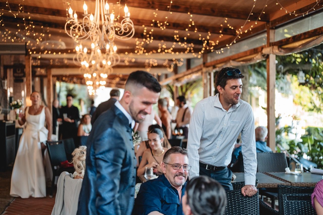 aperitivo di matrimonio a borgo degli aranci bordo piscina