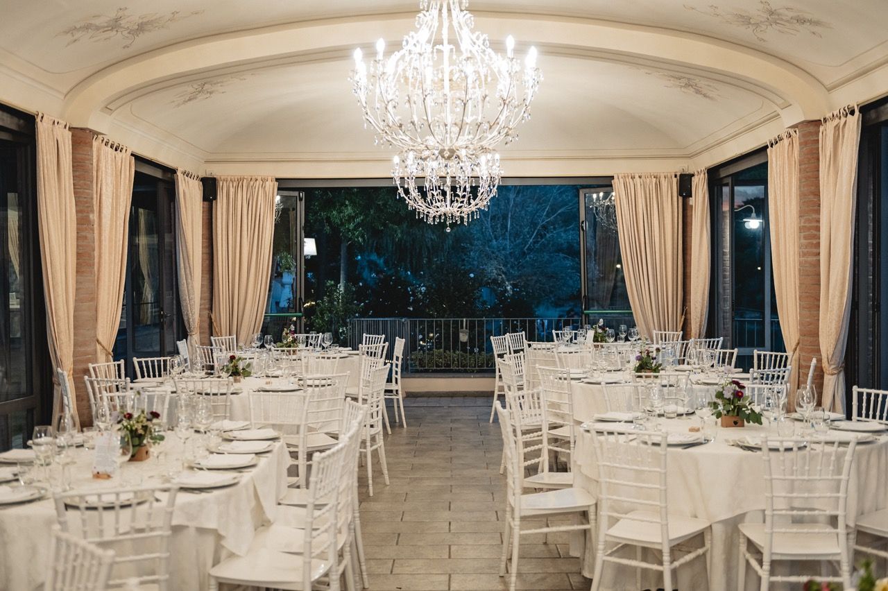 allestimento-tavoli-matrimonio-sala-interna-il-lago-eventi