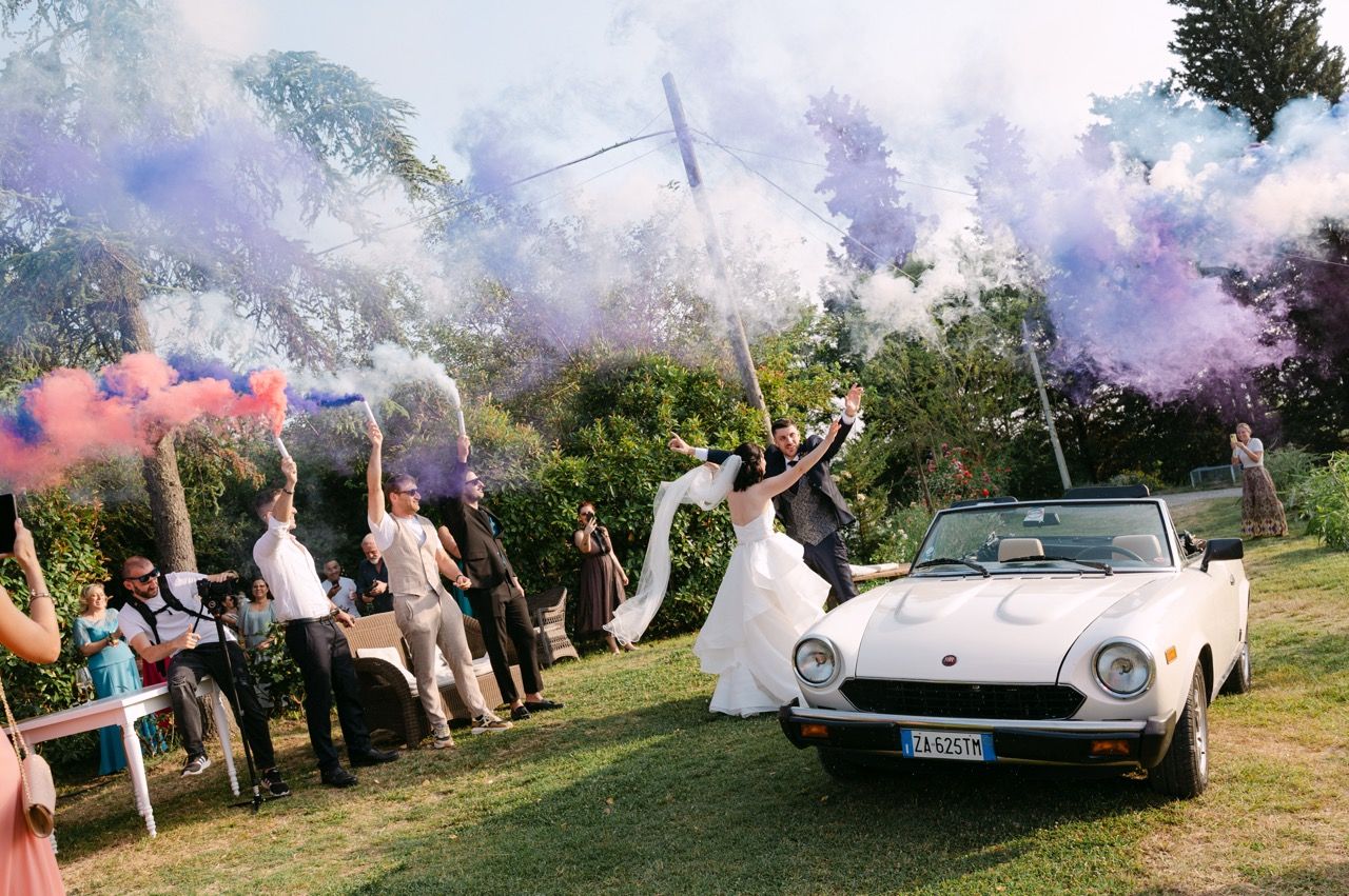 sposi-auto-epoca-spider-fumogeni-colorati-reportage-matrimonio-toscana-reale