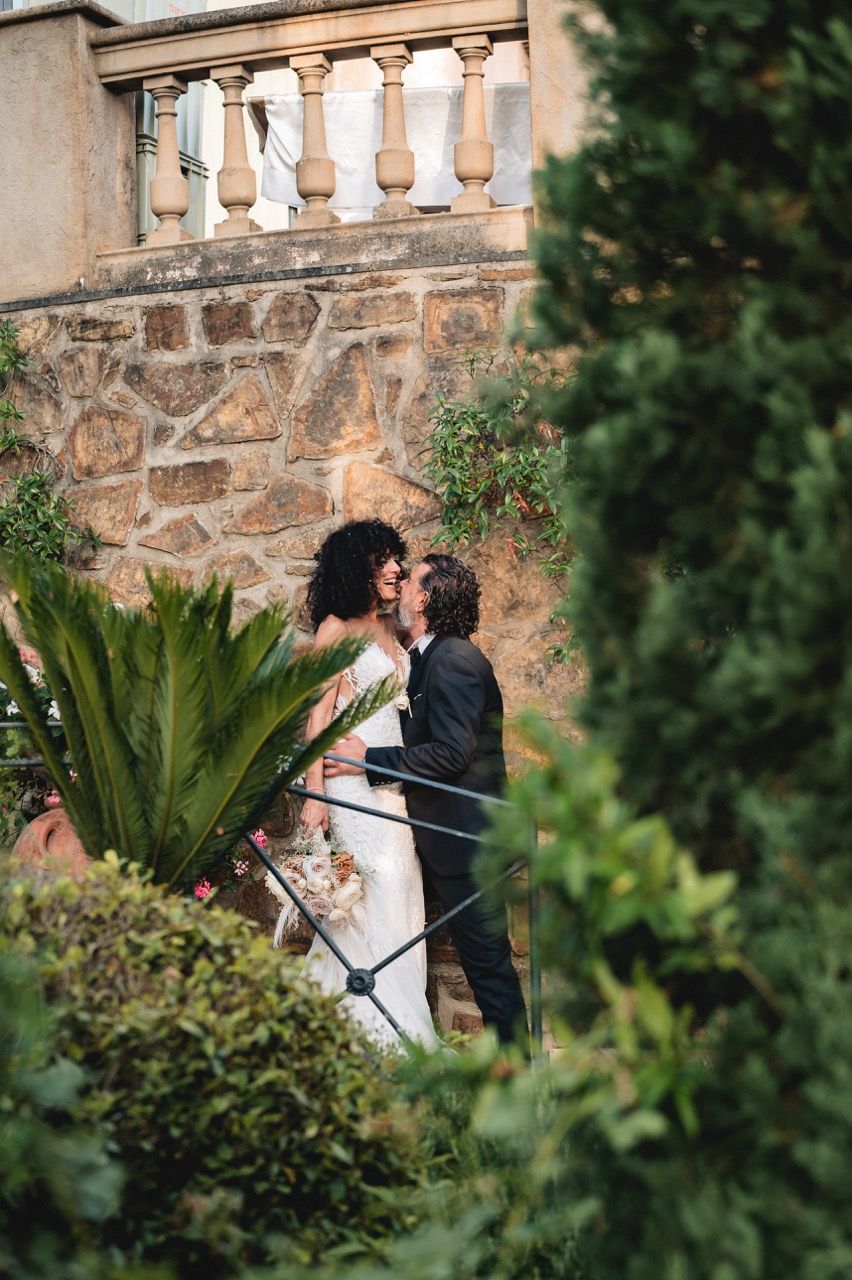 Sposi si guardano ridono e scherzano nel giardino di tenuta corbinaia foto matrimonio