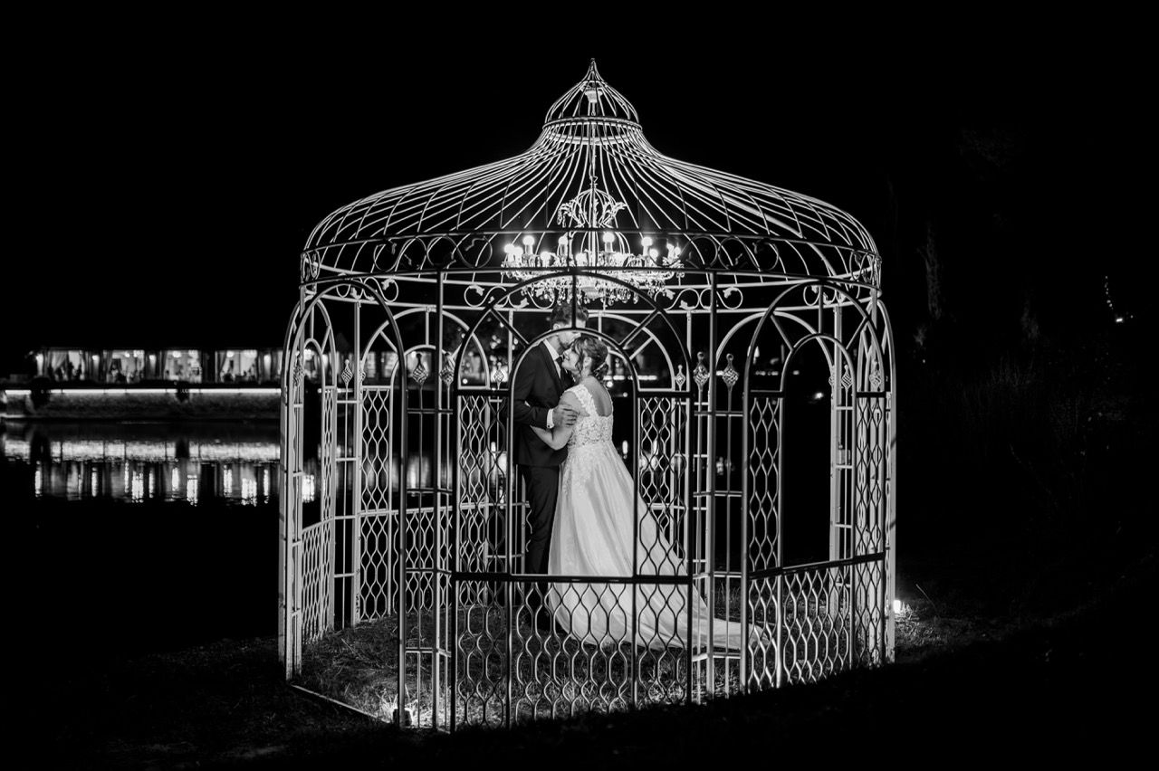 reportage-matrimonio-toscana-bianco-nero-sposi-gazebo-illuminato-notte-lago-eventi-montaione
