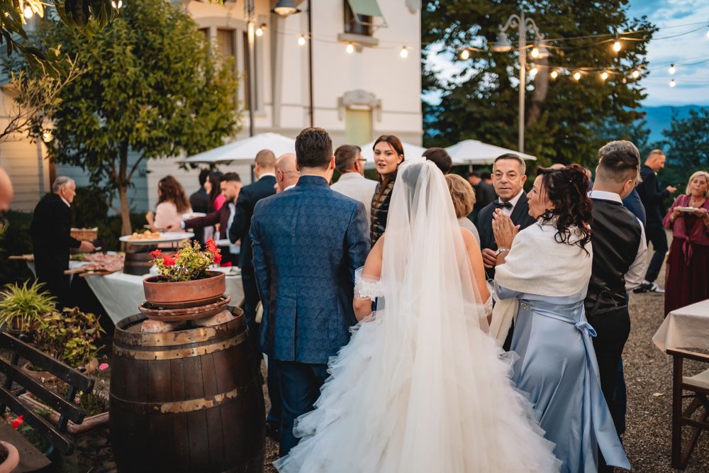 aperitivo di matrimonio nel giardino esterno di perlamora