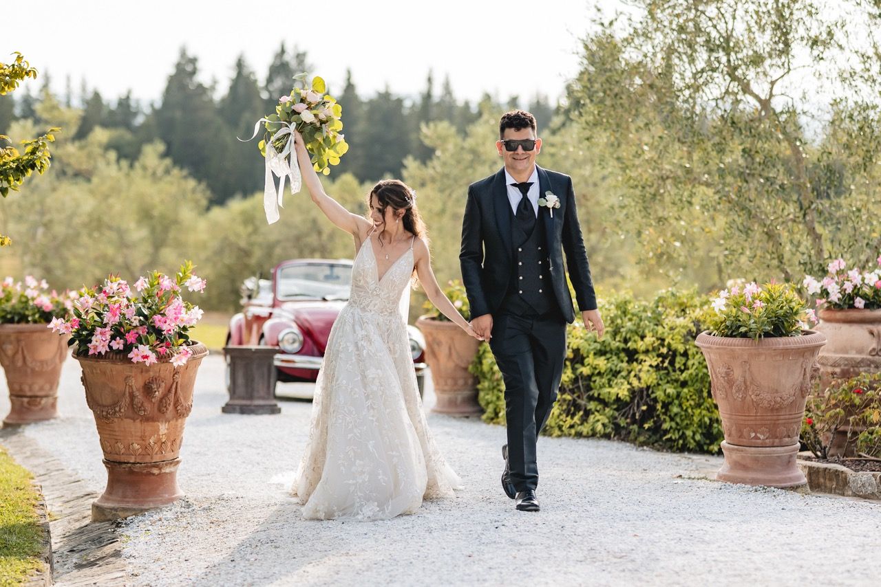 gli sposi entrano dall'ingresso di villa il petriccio a montespertoli, sono felici di iniziare la festa di matrimonio. Foto e Video