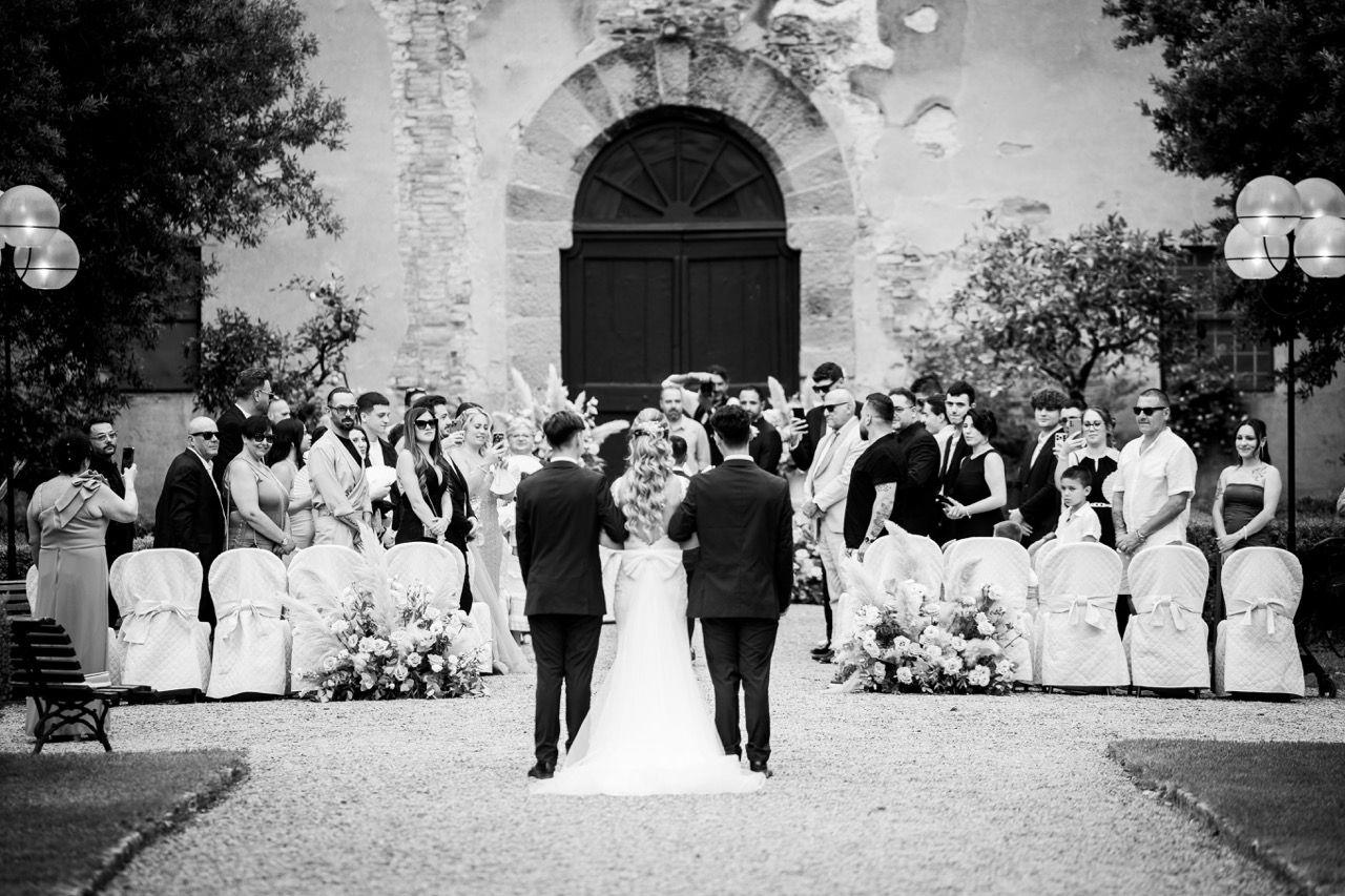 ingresso sposa matrimonio civile in giardino castello di oliveto