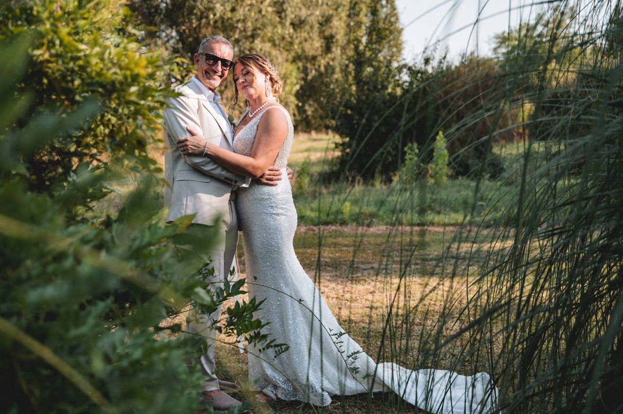 candid-wedding-storytelling-aleksandra-stefan-hotel-certaldo-lhp-tuscany-garden-embrace