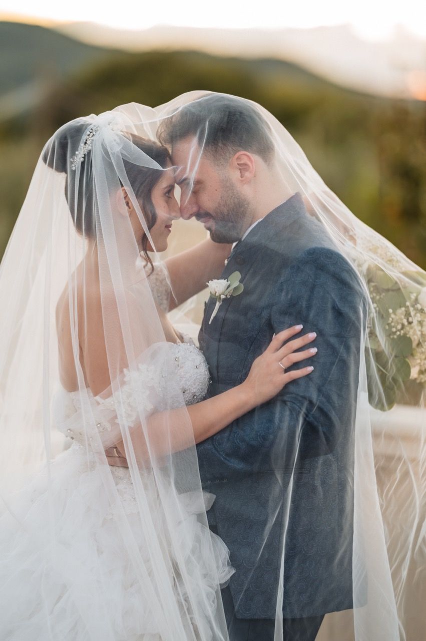 fotografo-matrimonio-toscana-reportage-sposa-velo-candid-portrait