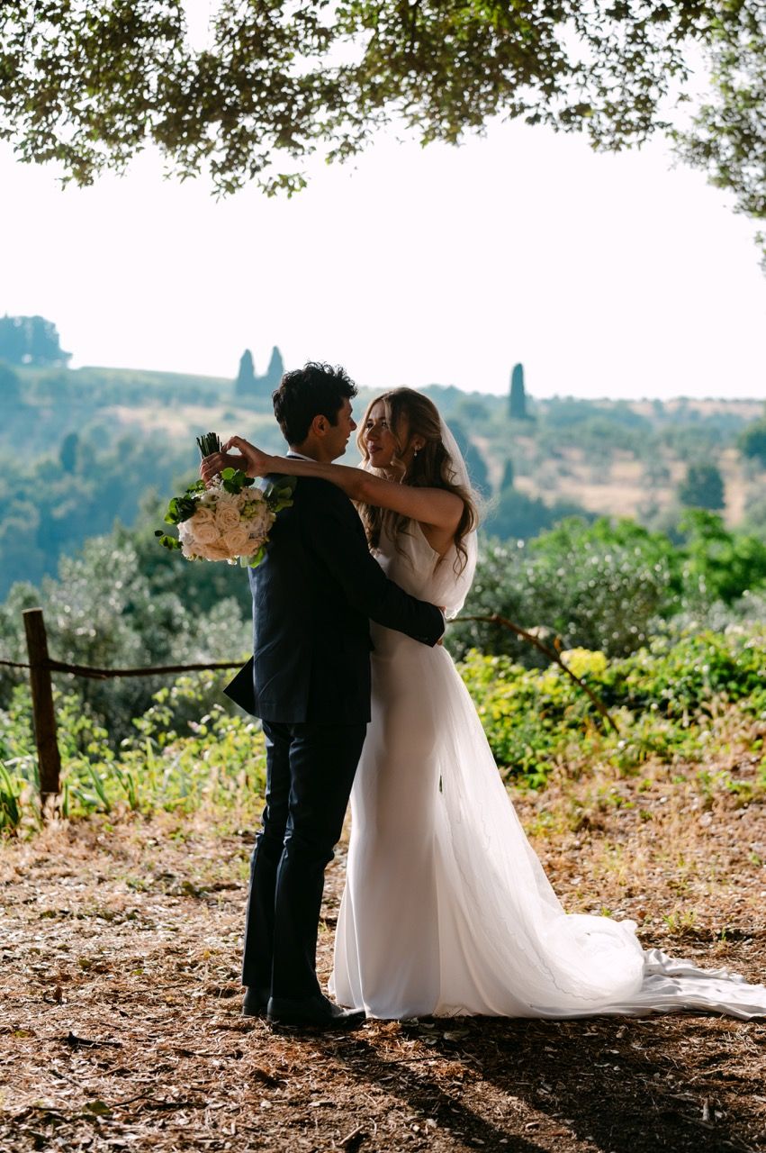 sposi con vista sulle colline senesi dalle mura di monteriggioni