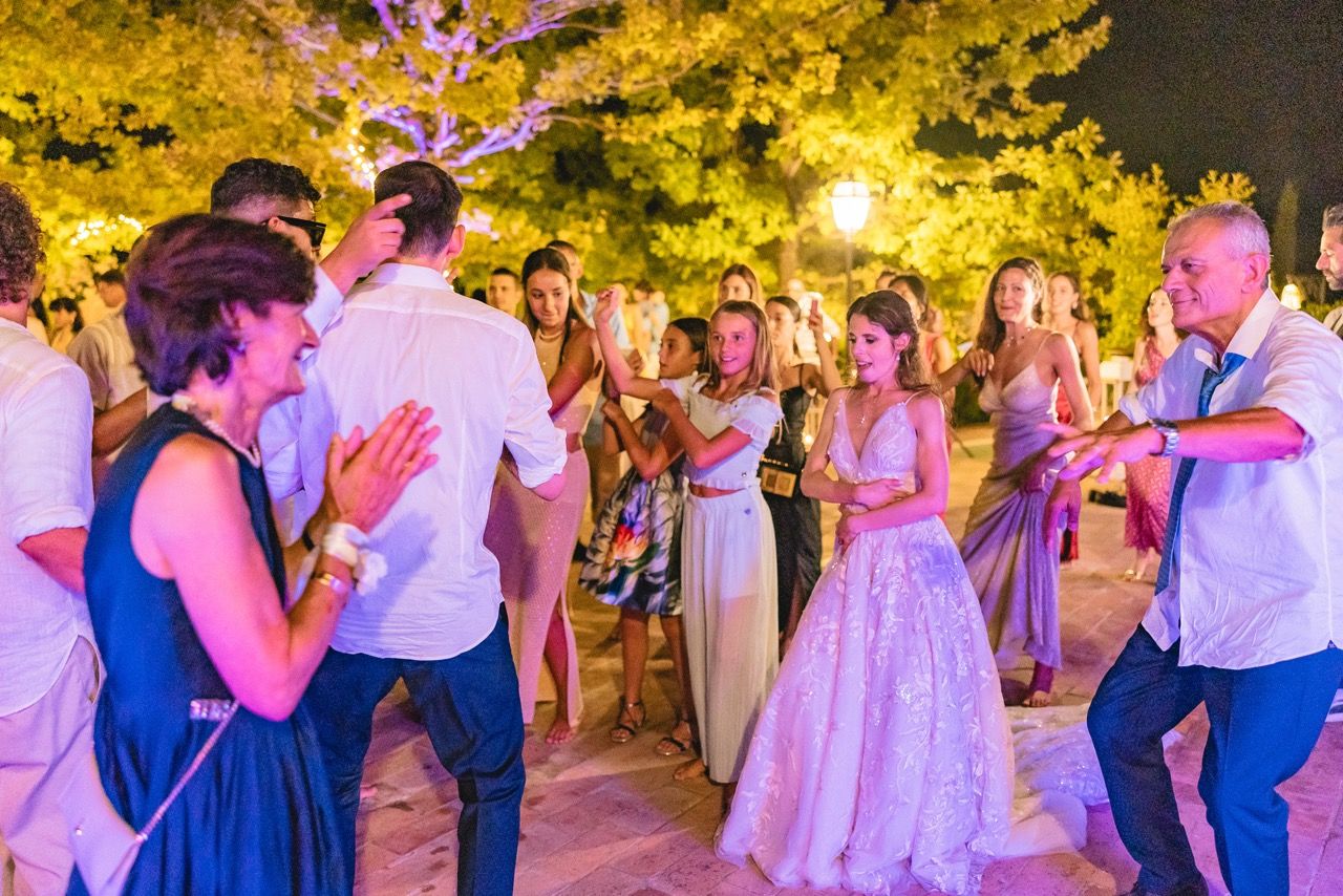 party di matrimonio all’aperto a villa il petriccio con ospiti che ballano