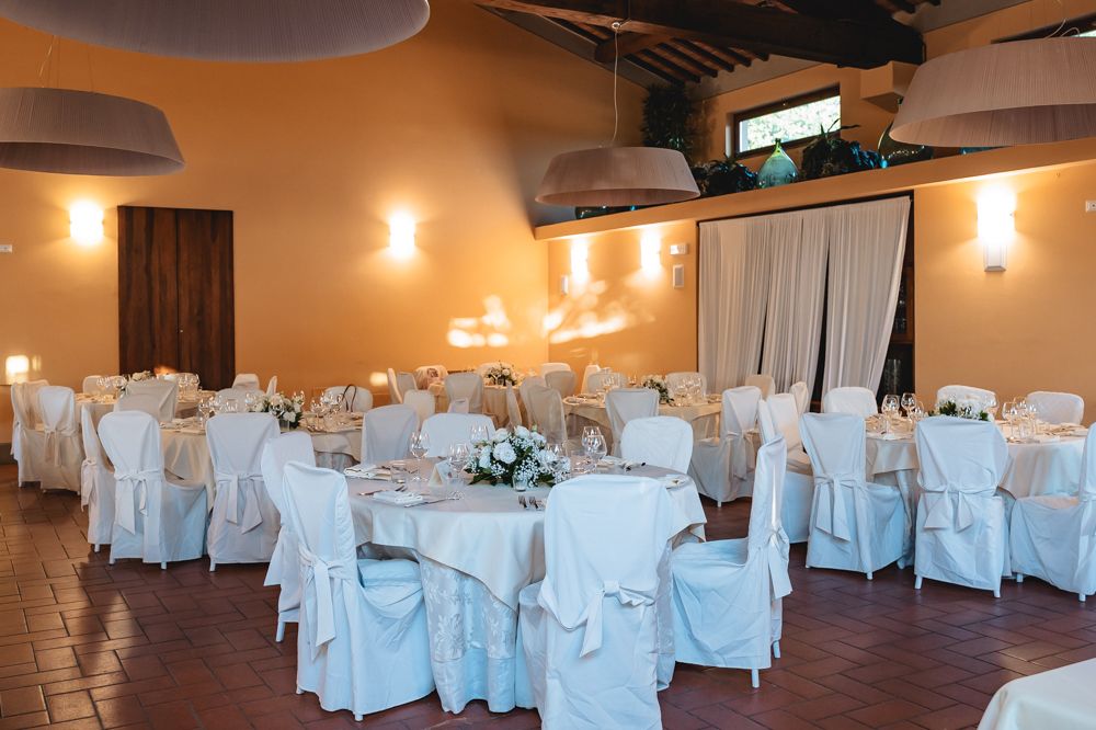 allestimento tavoli matrimonio nella sala interna di perlamora figline valdarno